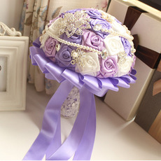 Rosas de púrpura tema boda la novia ramo diamante toma flores de mano perla